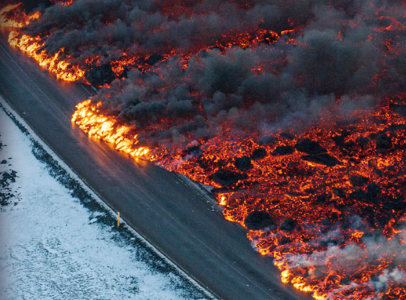 【想定される溶岩流】富士山から流れた溶岩で，東海道新幹線や新東名高速道路も飲みこまれるかもしれない