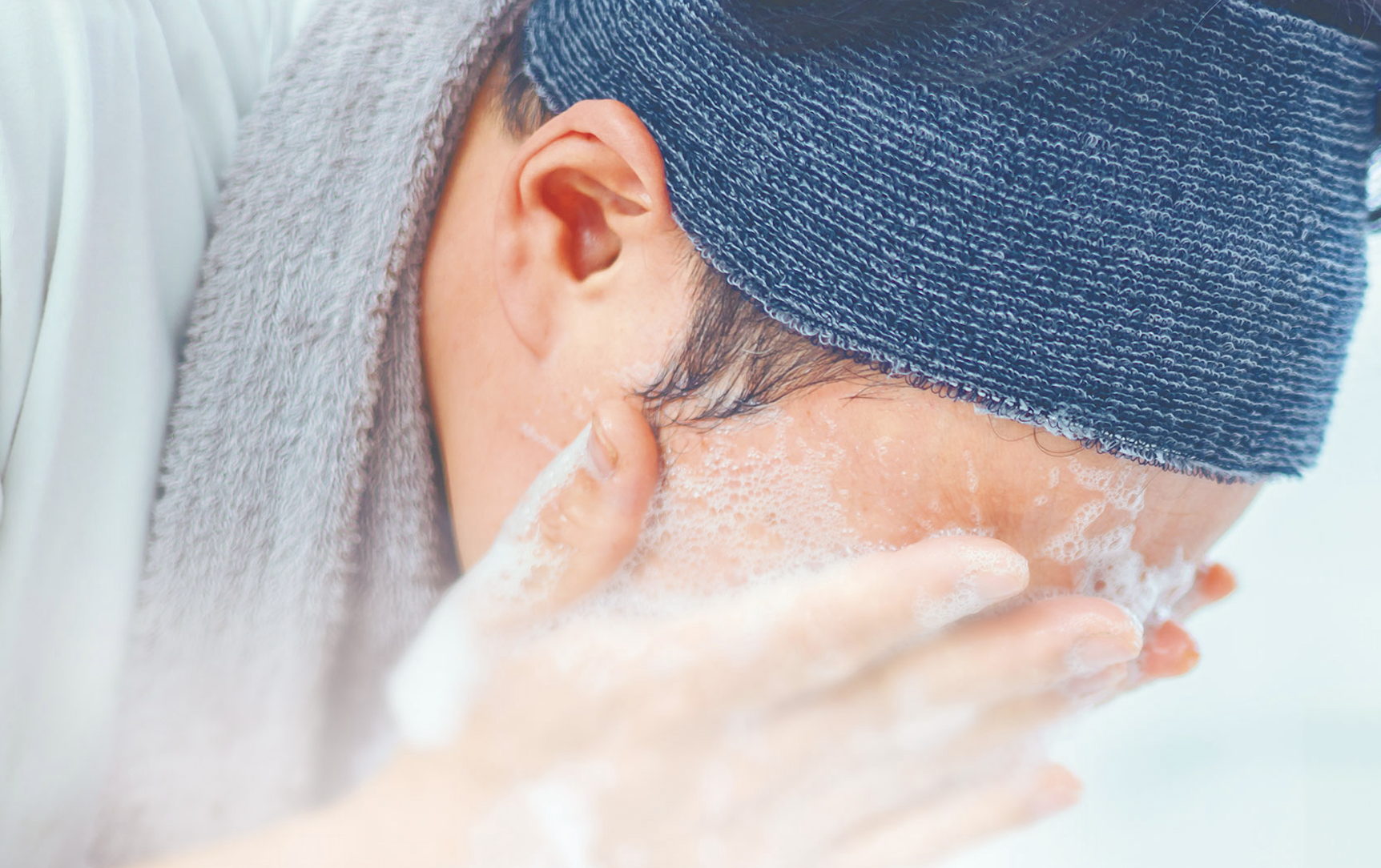 【肌の乾燥】強すぎる洗顔は，表面の皮脂だけでなく内部の「蒸発しにくい水」も奪う